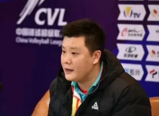主场0：3干干脆脆地输给了上海女排后，天女们也就心平气和了！
这一回，王之腾指导