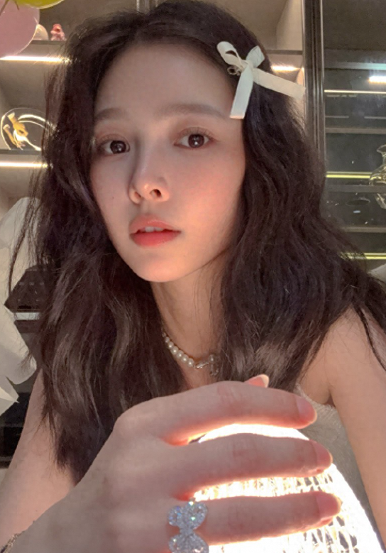 王灿打高尔夫挥杆帅气 嫁对人的幸福模样