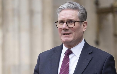这一下英国的脸面往哪放？英国首相斯塔默在工党大会上，直接表示把中国的近百种商品关