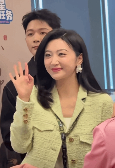 景甜和张晚意扫楼的状态，真的没有一丁点CP感啊，这不妥妥的姐姐带弟弟吗？

姐，