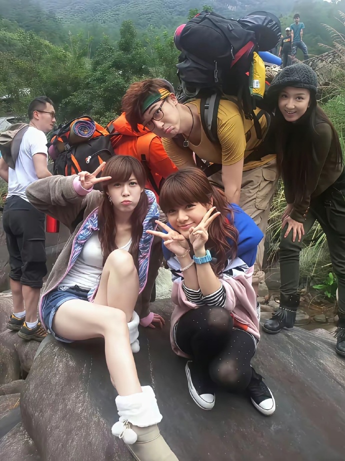 爱情公寓户外旅游这张照片，美嘉真的好漂亮而且身材也特别好 ​​​