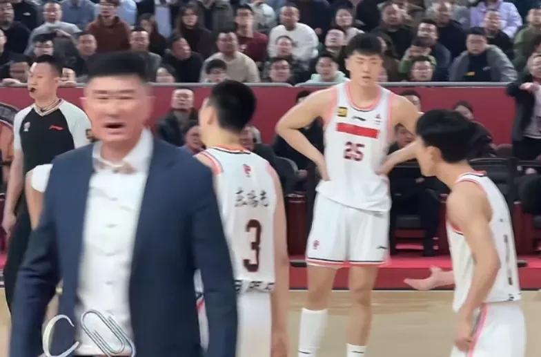 2分输了！输得很无奈！裁判执罚的时候是有盲区的客观存在，CBA裁判执罚的时候也会