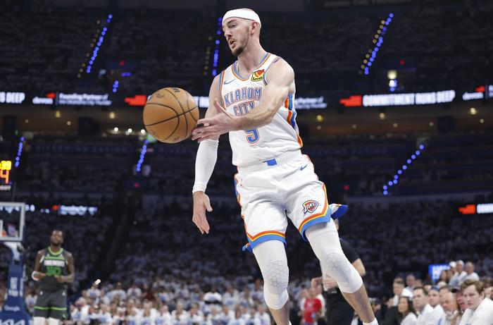 近日，国王球员拉文在《Pardon My Take》节目中谈到了卡鲁索。

拉文