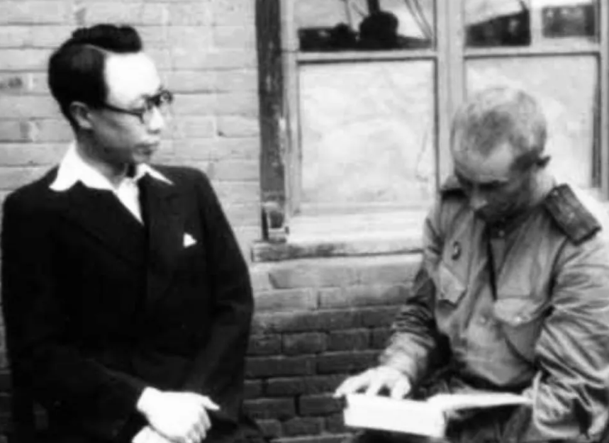 1947年的一天，苏联军官突然带着翻译走进溥仪等人的房间，苏联军官举起一些珠宝首