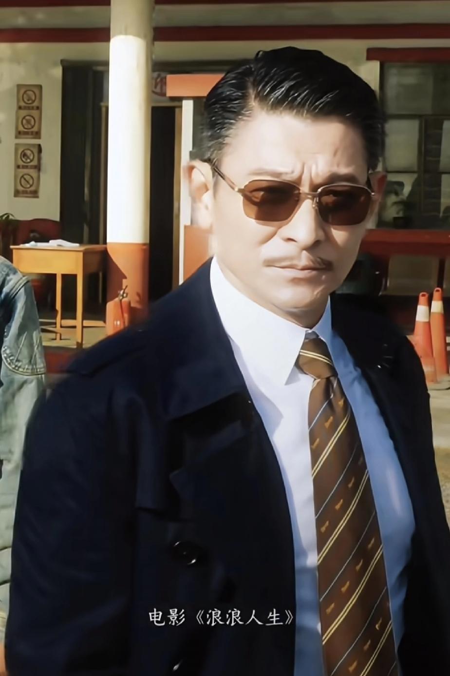 刘德华也终于到了周润发成龙的地位，
开始陆续在电影里当压轴的彩蛋！
不得不说，