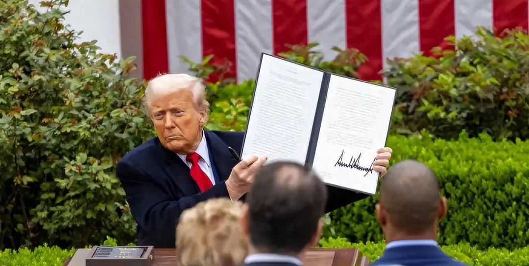 唯独中国没加关税
是对我们特殊关照，还是暗中给我们下套？
特朗普又搞事情，宣布实