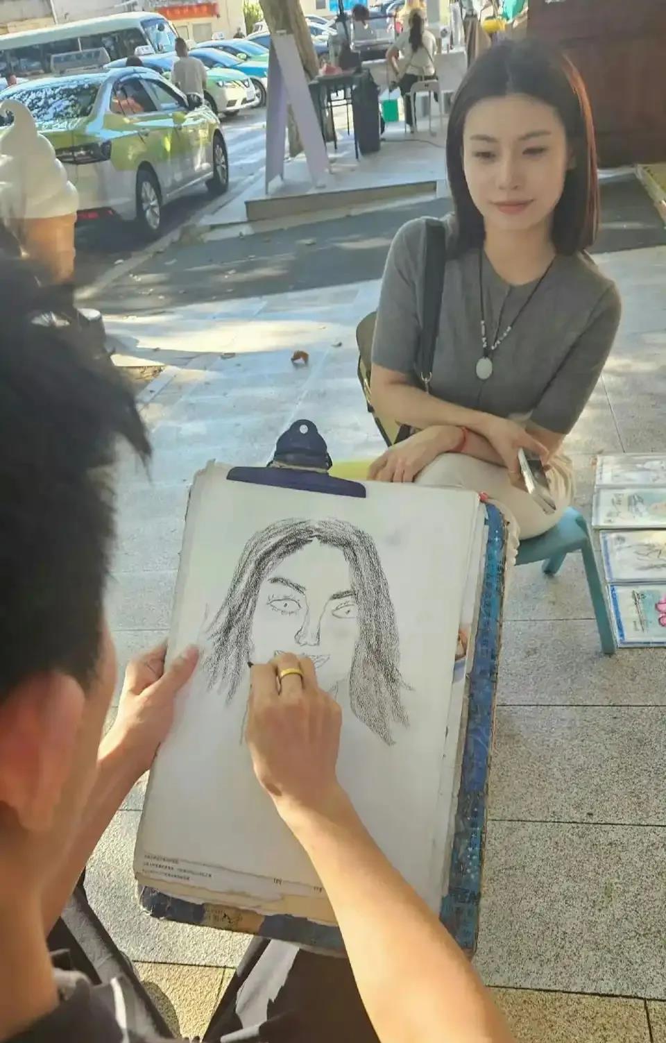 我一朋友学习了3年的美术，想去街边挣点生活费