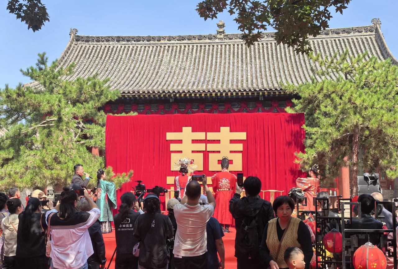 前些日子，我去山西运城万荣县的李家大院游玩，偶遇一场中式传统婚礼，开始还以为是表