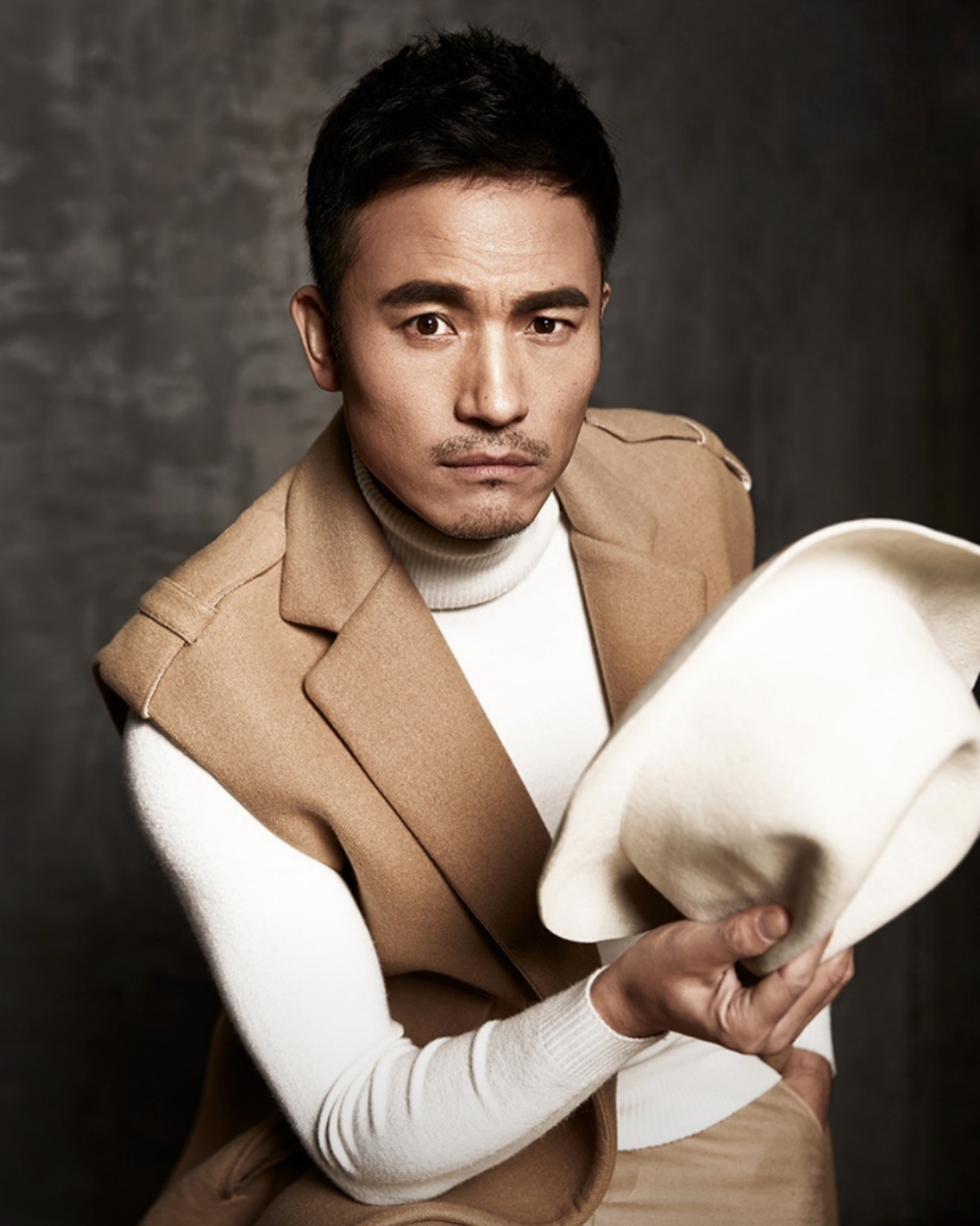 曾与孔琳同居，和柯蓝恋爱，却悄悄娶了圈外美女