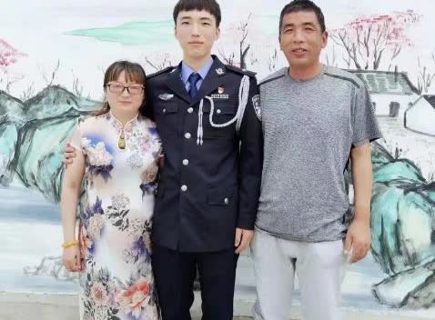 江苏一女子，儿子因公牺牲，她伤心欲绝，每天以泪洗面。一天，她在商场，突然看到儿子