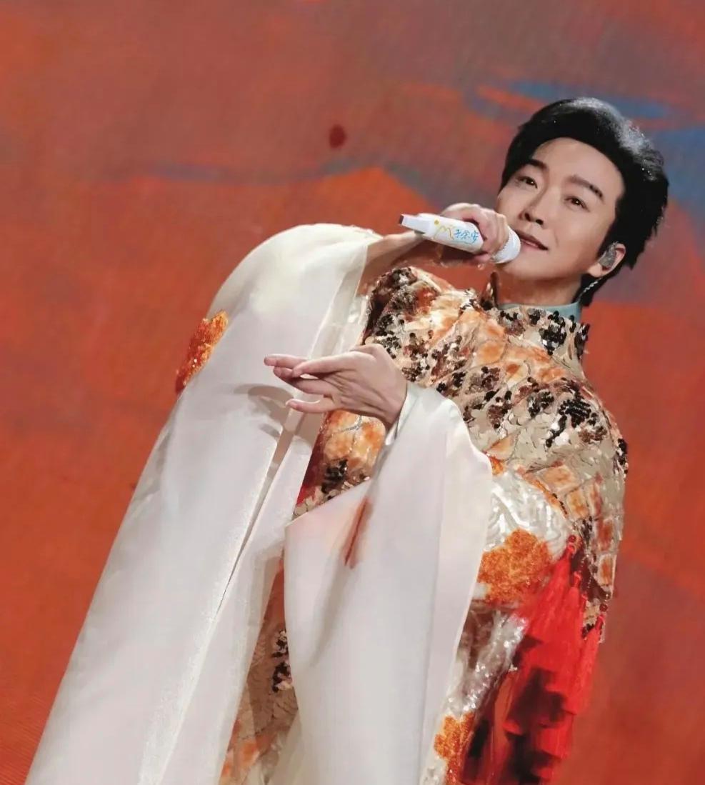 郑钦文赢了萨巴伦卡我不意外
我意外是，她竟然救了个人
京剧名角李玉刚哭了！他说，