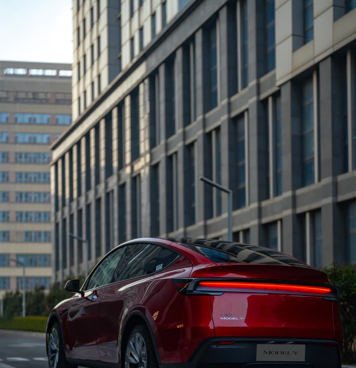 🚗💨就在今天，拍摄全新Model Y焕新版的现场偶遇了我的"老战友"Mode