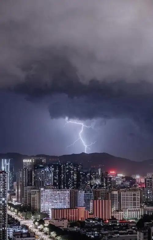 气象学家警告：我们已身处危机时代
近几年，全球极端天气事件频发，极端气候正在以肉
