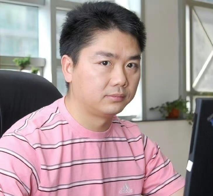 2007年三十出头的刘强东在工作岗位上留影。