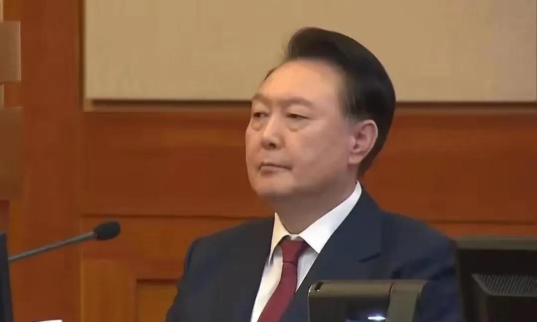 韩国前总统“翻车”，
韩国前领导人尹某突然辞职，网友疯狂扒内幕！坑他最惨的三个人