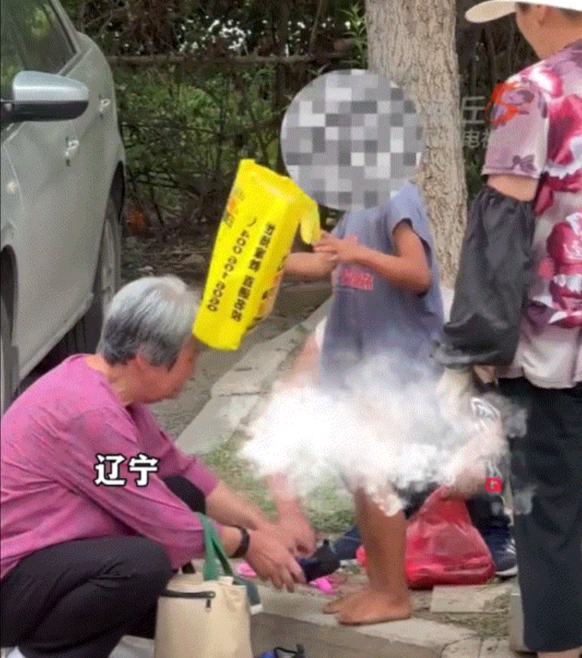 太善良了！辽宁一老奶奶路途中，偶遇两个孩子在路边翻找垃圾桶，当其看到其中一个小一