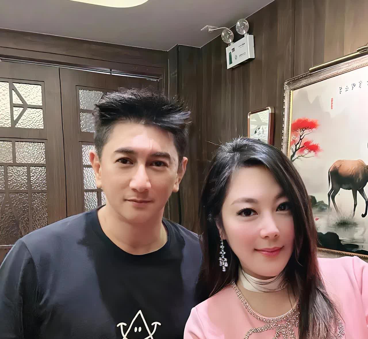 刘诗诗看到这照片，估计要晕死了，吴奇隆在上海吃饭遇到一女的，还是贵妇，全身都是珠