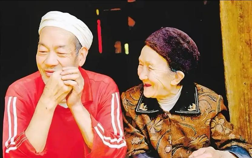 19岁重庆小伙带29岁寡妇私奔，隐居深山50年，凿出6208级爱情天梯。1956