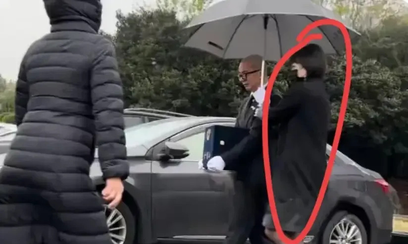 大S离世亲人送行











什么？大S的最后一程，竟然是S的大姑姐陪