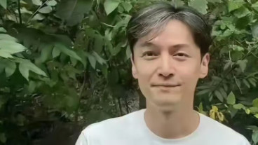 42岁胡歌断崖式衰老，眼睛一大一小，满头白发判若两人