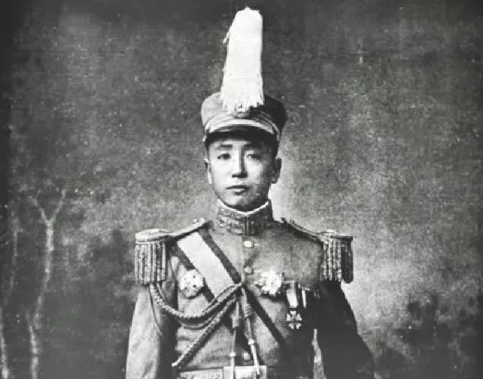 1918年张作霖派韩麟春带50万大洋去上海买兵工厂。没成想韩麟春将大洋全输了，准