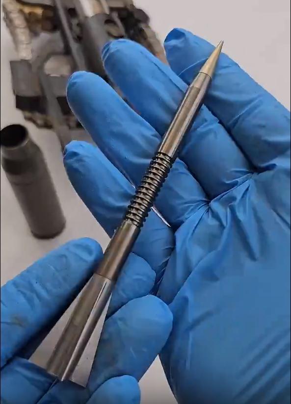 设计精巧的美国25毫米 M919尾翼稳定贫铀脱壳穿甲弹，用于“布雷德利”步兵战车