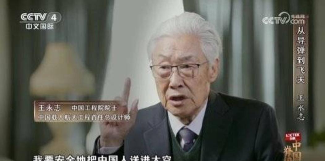 1964年，钱学森在研发东风二号导弹时，发现射程不够，几乎所有人都建议要加更多的