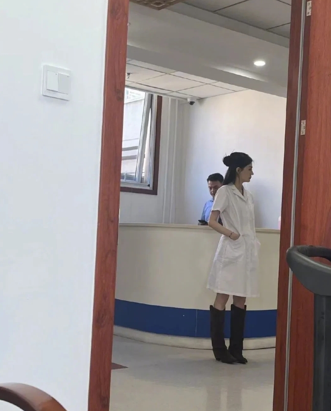 不知道这么年轻的女中医把脉准不准