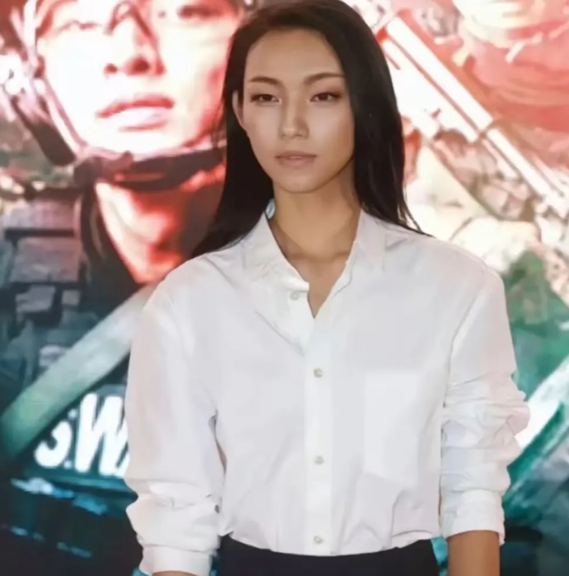 很多人都搞错方向了！
那尔那茜现在最主要的问题不是委培违约，也不是高考移民，而是