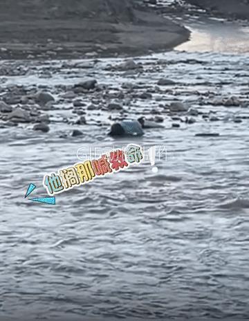 一个男子趴在浅水区喊救命，对岸的两位女子当初还觉得很可笑，后来越看越不对劲儿，男