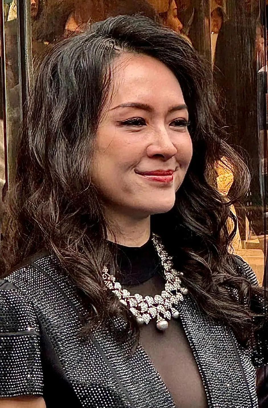 不理解为什么要把人p成这个样子，明星状态不好，疲惫很正常。
出席公众活动怎么可能