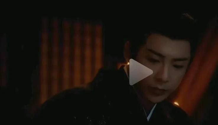 《折腰》魏邵肯定是爱惨了小乔，不然也不会做了一个小乔竟然亲了自己的梦。
结果醒来