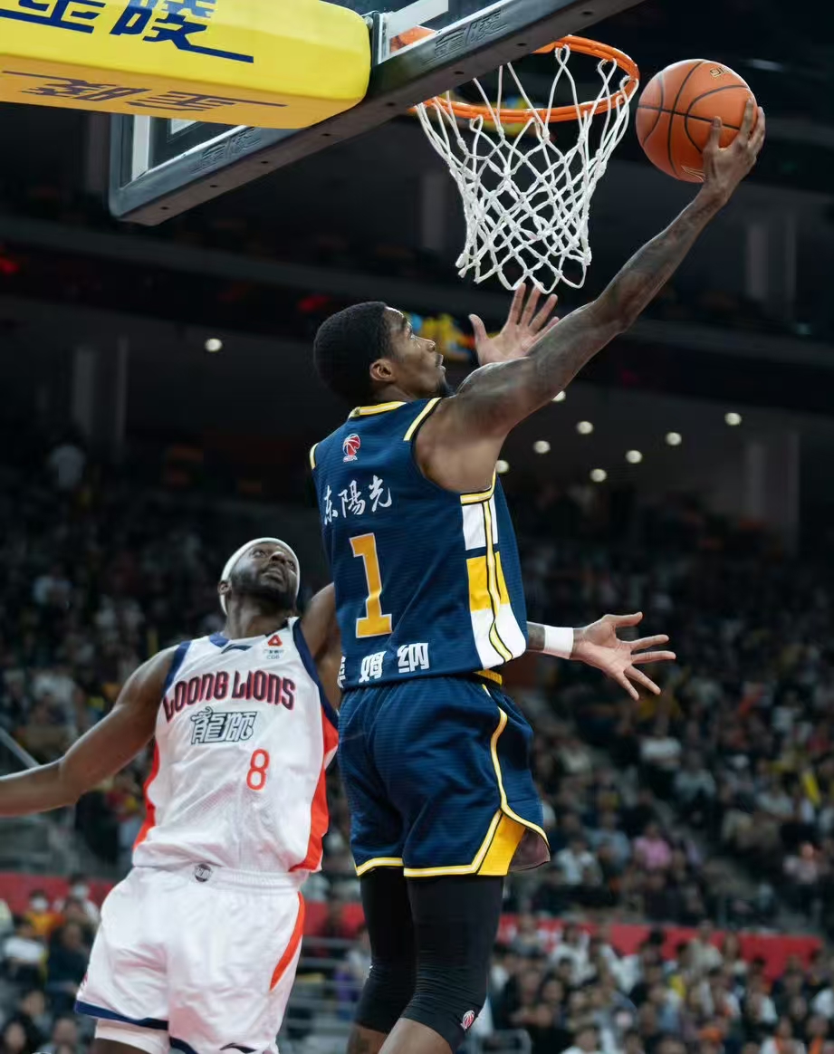 杜锋有意减少萨姆纳冲框，增加更多无球空切，丰富他的进攻手段