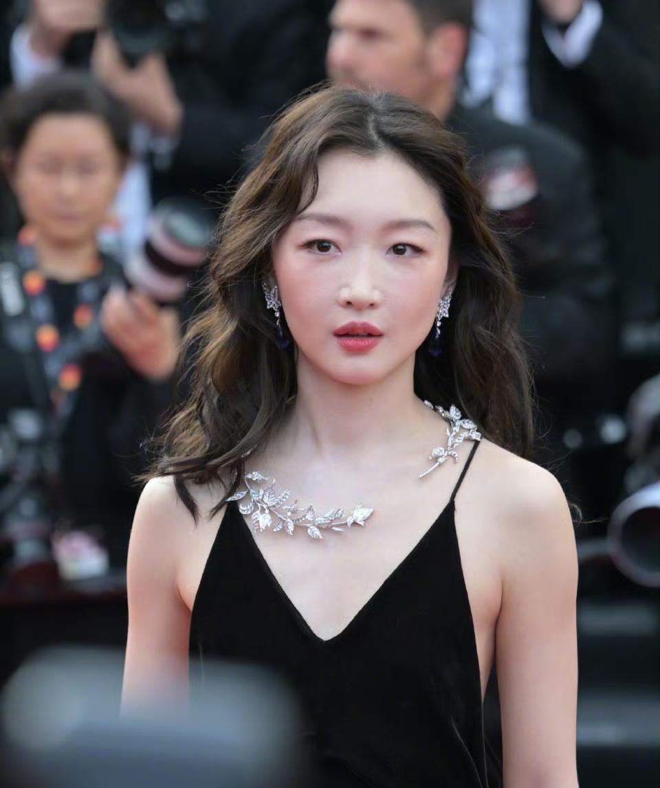 周冬雨最近的状态确实引发了一些讨论，有人说她五官没以前精致了，也有人觉得是镜头角