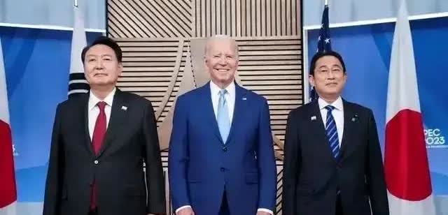 当地时间27日凌晨1点左右，韩国首尔中央地方法院经6个多小时辩论，驳回对前总统尹