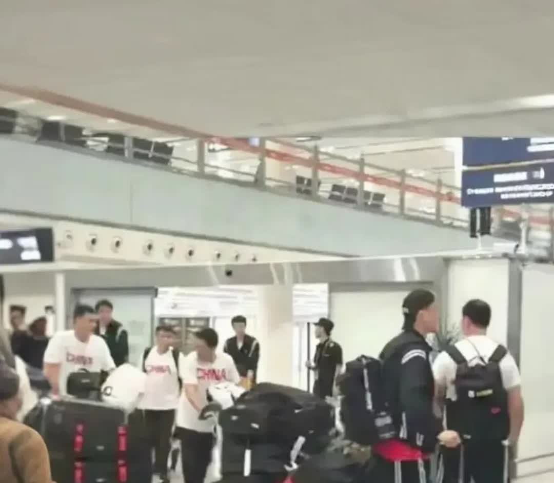 高诗岩这个人，完全不经扒。  

因为一扒你就会发现，他的防守已经成了国际赛