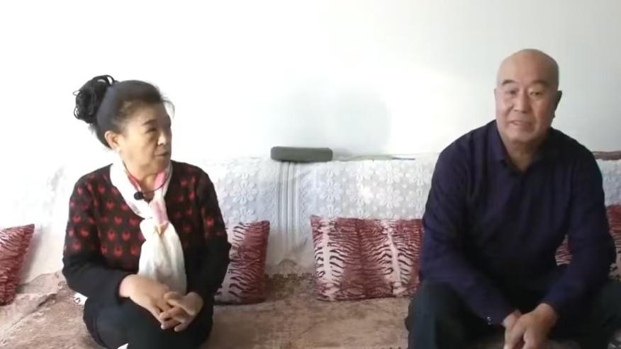 漂亮大妈相中有钱大爷，使出浑身解数把他迷倒，住一起过二人世界