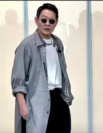 李连杰身上发现了奇怪的现象


至从上次，李连杰生病了住院了一段时间，出院以后，