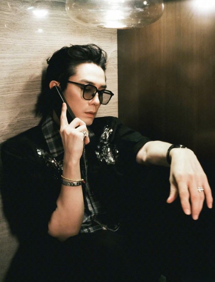 黑金项链的选用为整体造型点睛。在简约的黑色基调中增添恰到好处的华丽感，既不过分张