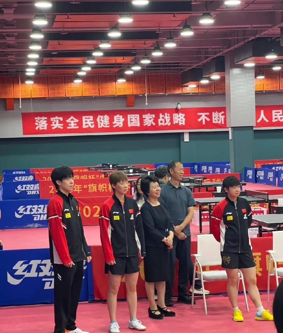 莎头&曼昱同框！这气场差我磕疯了
想起曼昱带未成年出国征战的热血过往，国乒三小只