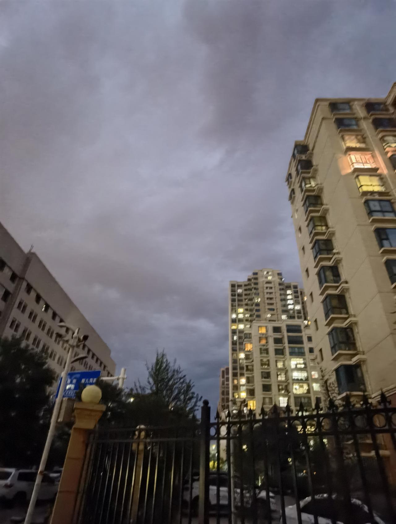 此刻的兰州乌云滚滚。雨点零星，一场大雨眼看要来临。赶紧转一圈了，回家吧！本来还说