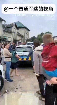 乌克兰捷尔诺波尔一个叫利索夫茨的村庄，征兵人员在警察的支援下试图进村搜捕壮丁，不