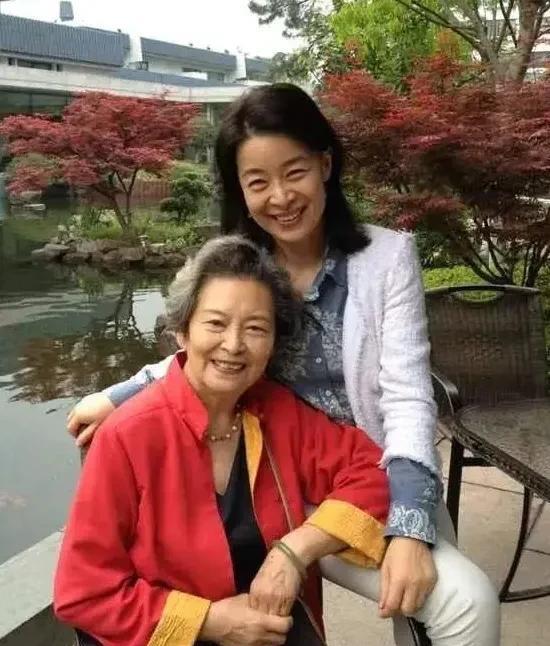 93岁的老母亲和66岁的女儿是一对明星母女。
母亲在87版的经典电视剧《红楼梦》