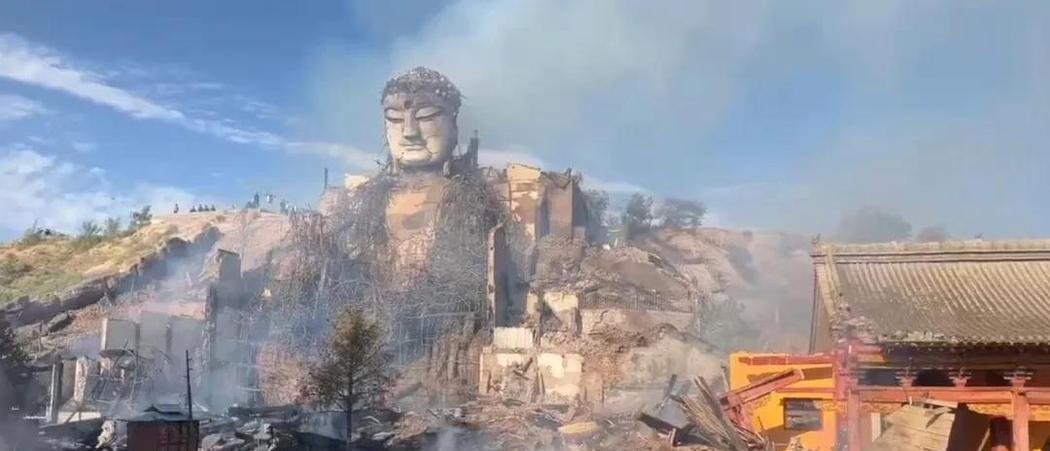 #山丹大佛寺佛像被大火包围现场画面#中国文化又一次浩劫！
2023年7月的一个深