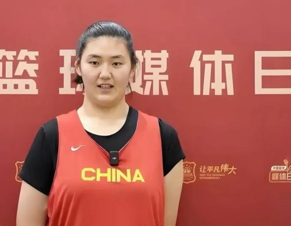 中国女篮的阵容变动挺有意思的，特别是那个2米26的大高个张子宇，到底是跟着成年队