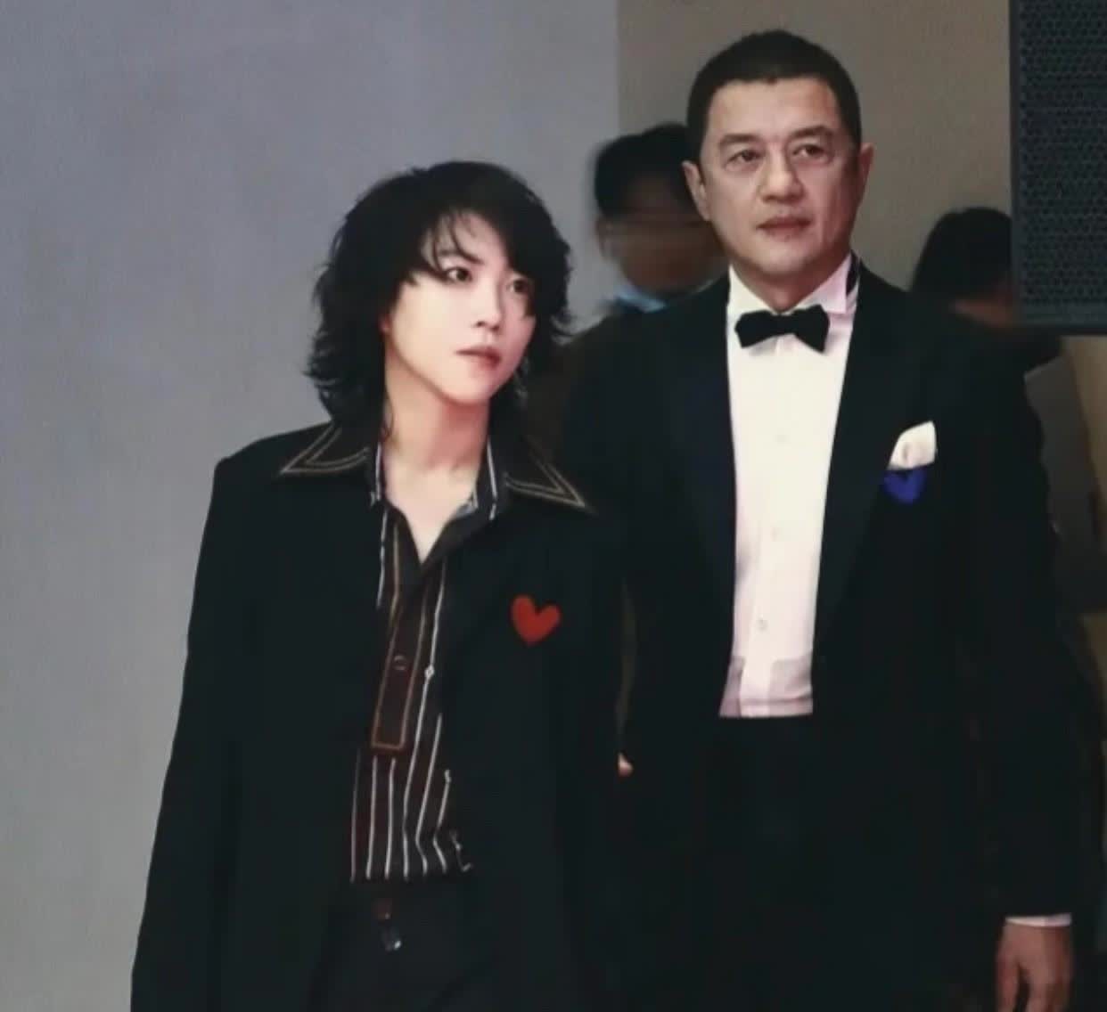 李亚鹏在直播中透露，
女儿李嫣很少主动和他联系，

微信三天才回一条消息，
