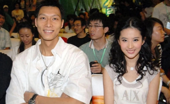 2008 年，易建联为追求刘亦菲，花大价钱买了一对贵重手镯送她，刘亦菲很受触动，