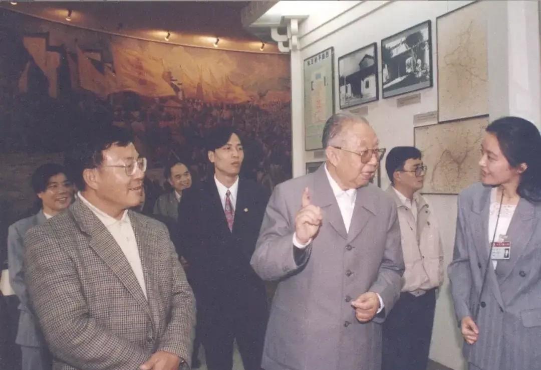 华主席高风亮节，一心为民，人民永远怀念您！