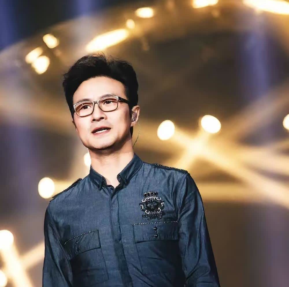 尽管汪峰不停的换女人
看起来很渣！
​但他身上也有一个优点：每一段感情都大大
