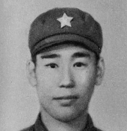1979年2月，姜利民趁黑夜摸上越军阵地，越军没有发现他。谁知，他突然打开手电筒